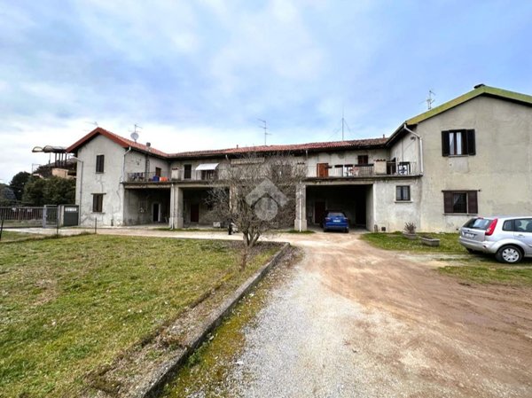 appartamento in vendita ad Usmate Velate in zona Corrada