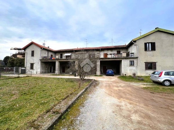 appartamento in vendita ad Usmate Velate in zona Corrada