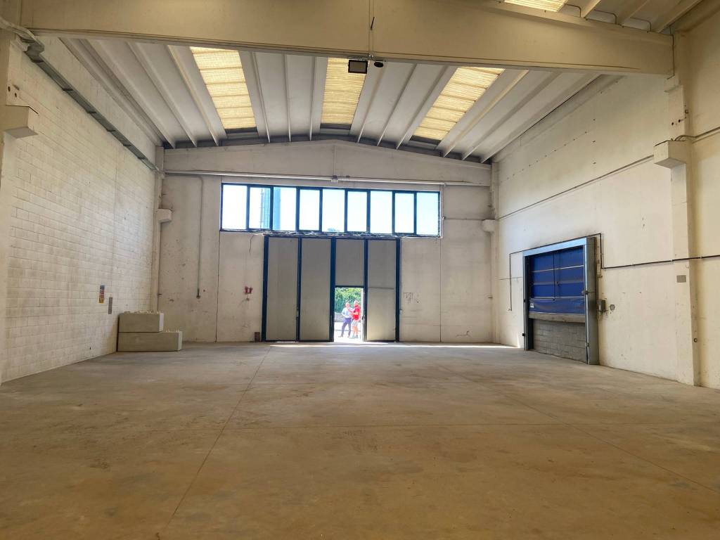 locale commerciale in vendita ad Usmate Velate