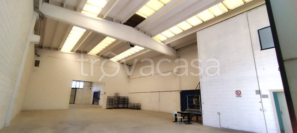 locale commerciale in vendita ad Usmate Velate