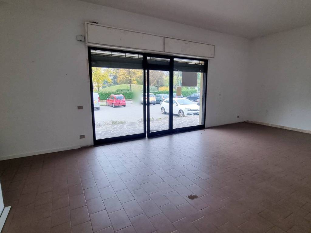 negozio in vendita ad Usmate Velate