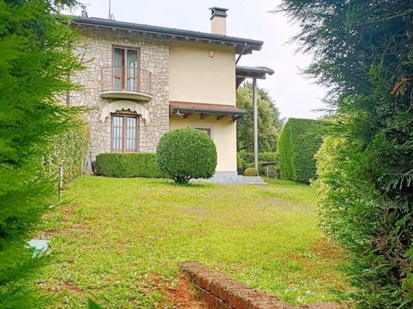 casa indipendente in vendita ad Usmate Velate in zona Dosso