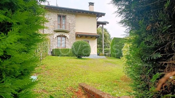 casa indipendente in vendita ad Usmate Velate in zona Dosso