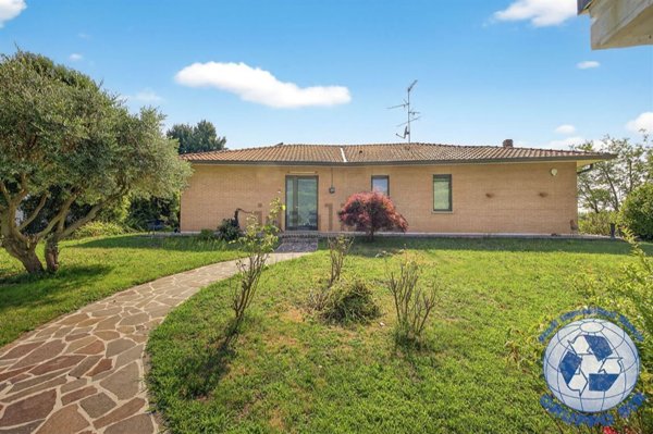 casa indipendente in vendita ad Usmate Velate in zona Dosso