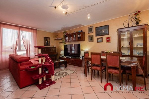 appartamento in vendita ad Usmate Velate in zona Corrada
