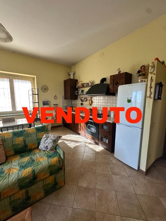 appartamento in vendita ad Usmate Velate in zona Mongorio