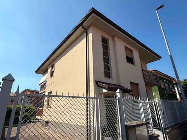 casa indipendente in vendita ad Usmate Velate