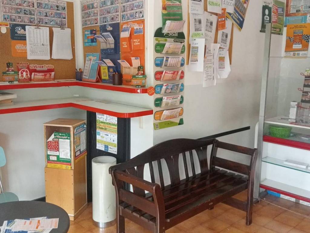 negozio in vendita ad Usmate Velate