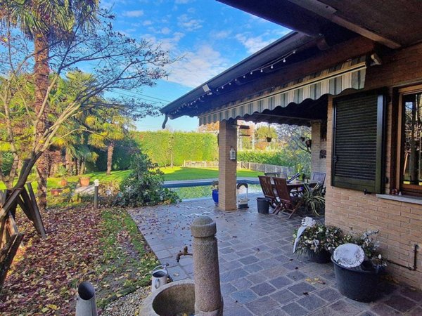 casa indipendente in vendita ad Usmate Velate in zona San Luigi