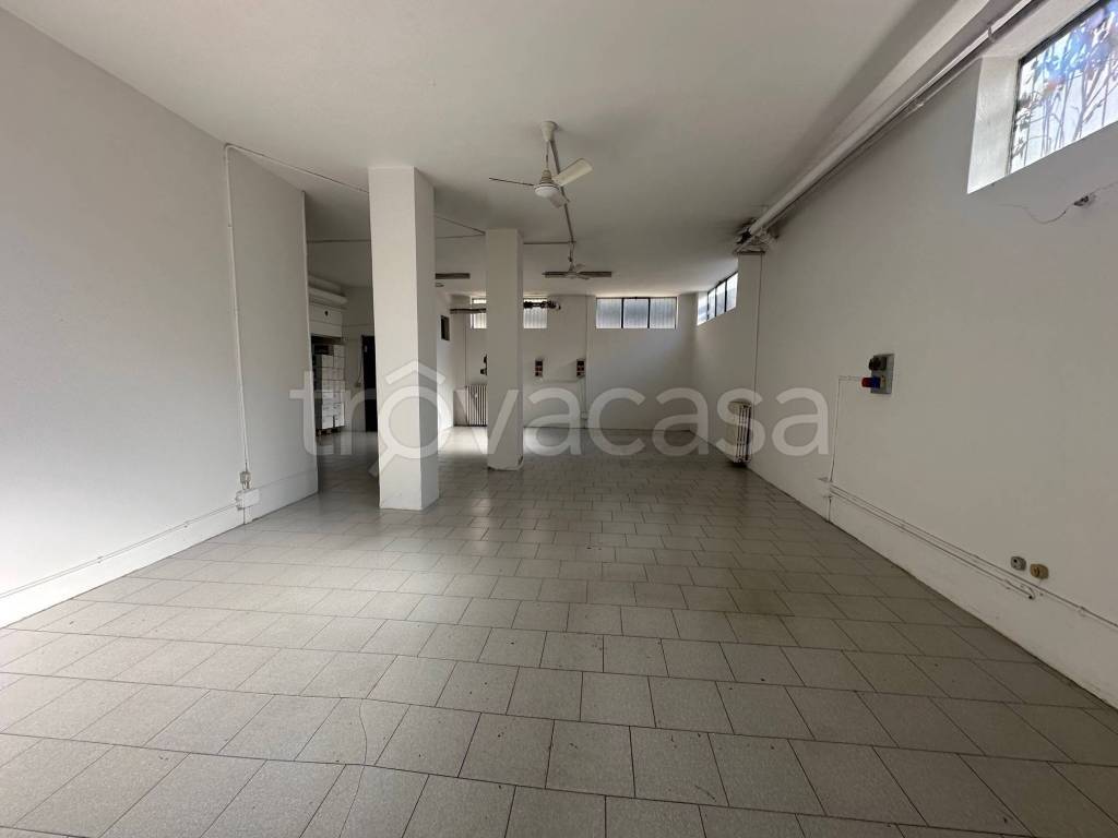 locale commerciale in vendita ad Usmate Velate