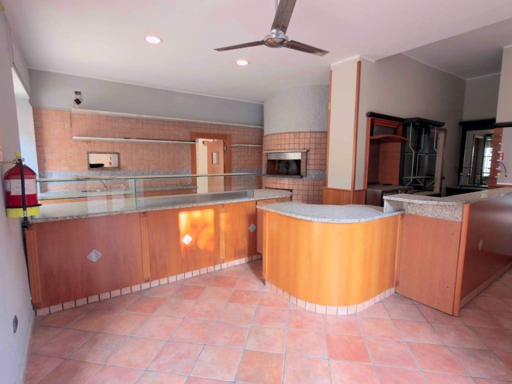 negozio in vendita ad Usmate Velate