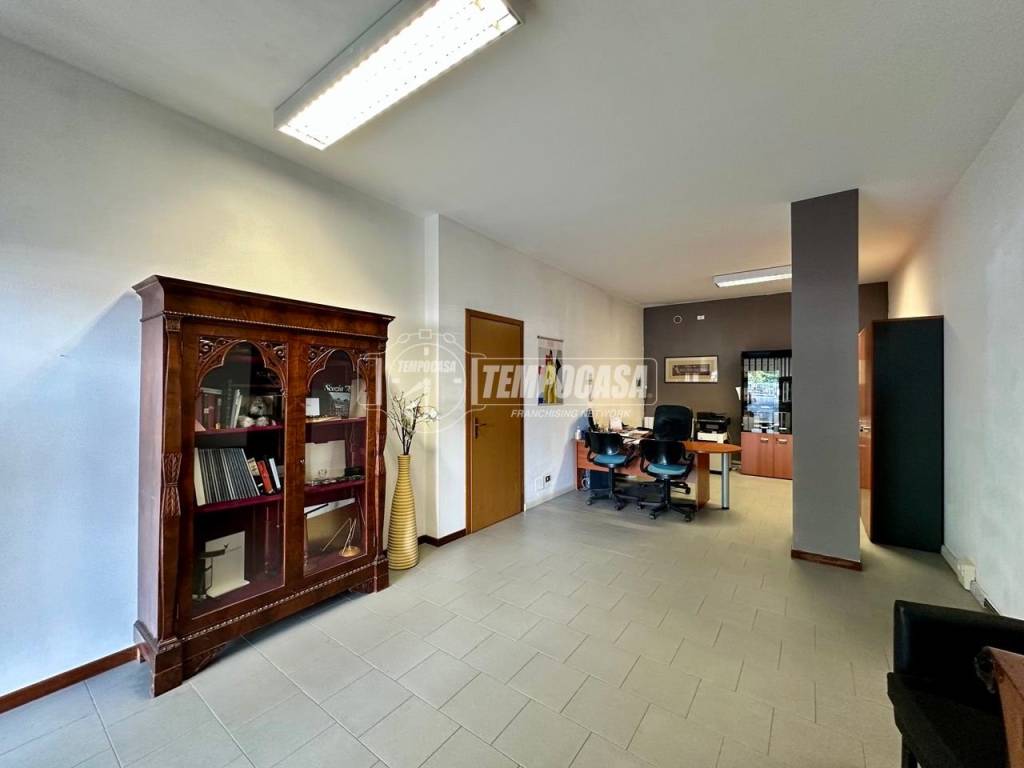 negozio in vendita ad Usmate Velate