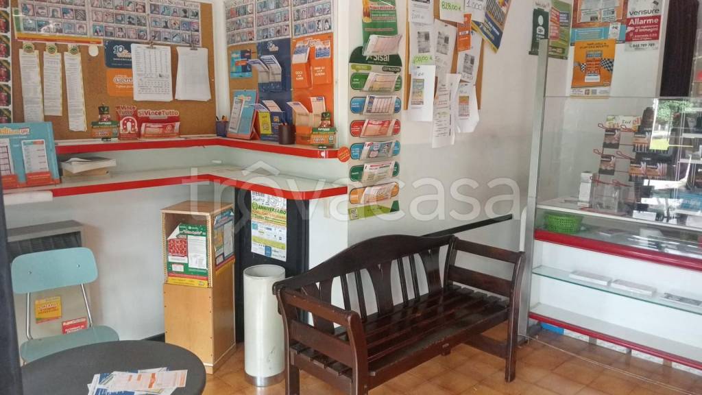 negozio in vendita ad Usmate Velate