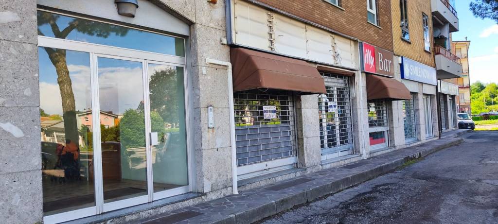 negozio in vendita ad Usmate Velate in zona Imparì