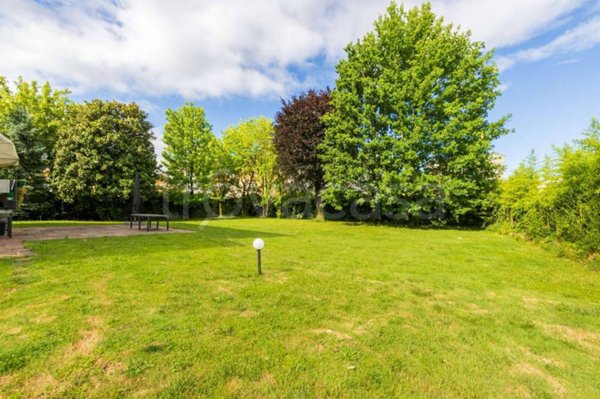 casa indipendente in vendita ad Usmate Velate in zona Imparì