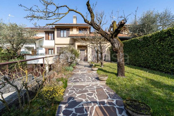 casa indipendente in vendita ad Usmate Velate in zona Bettolino