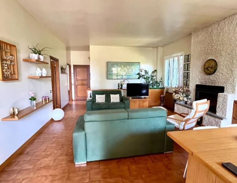 casa indipendente in vendita ad Usmate Velate in zona Imparì