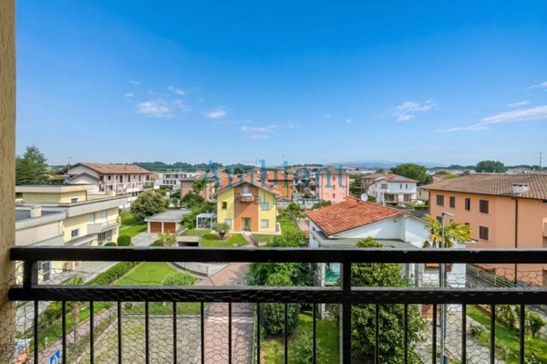 appartamento in vendita ad Usmate Velate in zona Bettolino