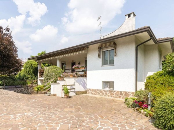 casa indipendente in vendita ad Usmate Velate in zona San Luigi
