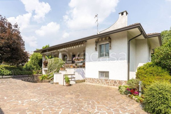 casa indipendente in vendita ad Usmate Velate in zona San Luigi