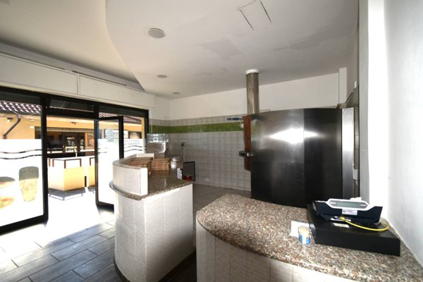 negozio in vendita ad Usmate Velate in zona Bettolino