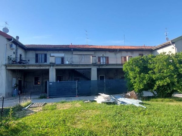 appartamento in vendita ad Usmate Velate in zona Corrada