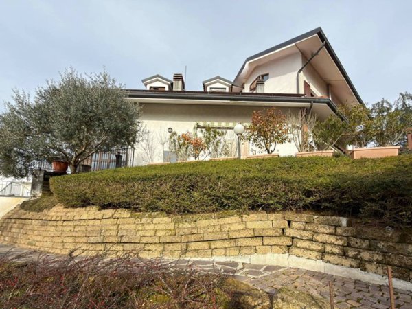casa indipendente in vendita ad Usmate Velate