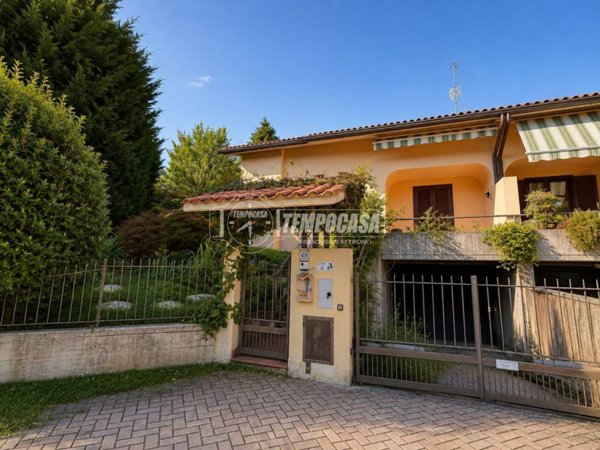 casa indipendente in vendita ad Usmate Velate in zona Bettolino