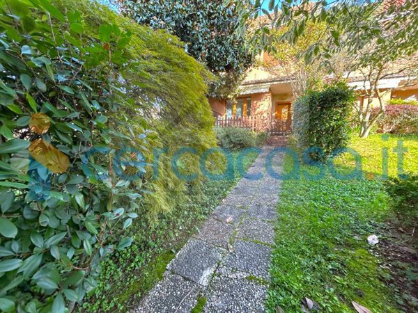casa indipendente in vendita ad Usmate Velate in zona San Luigi