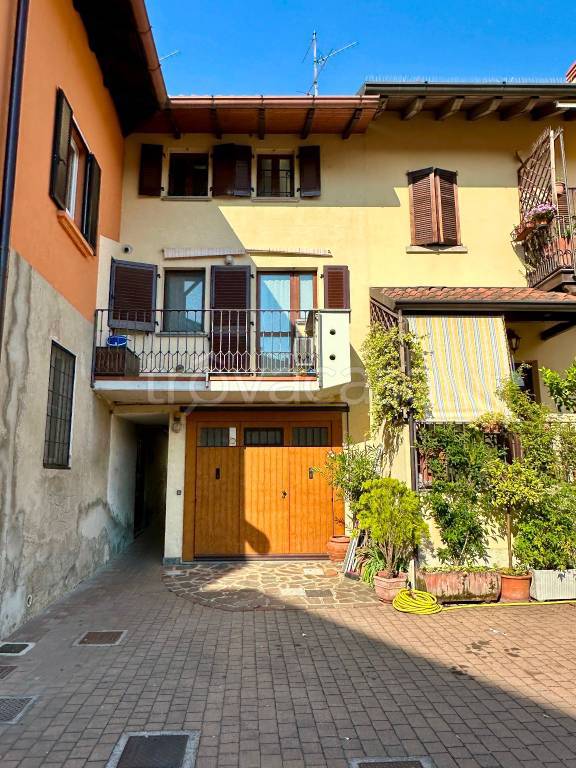 appartamento in vendita ad Usmate Velate