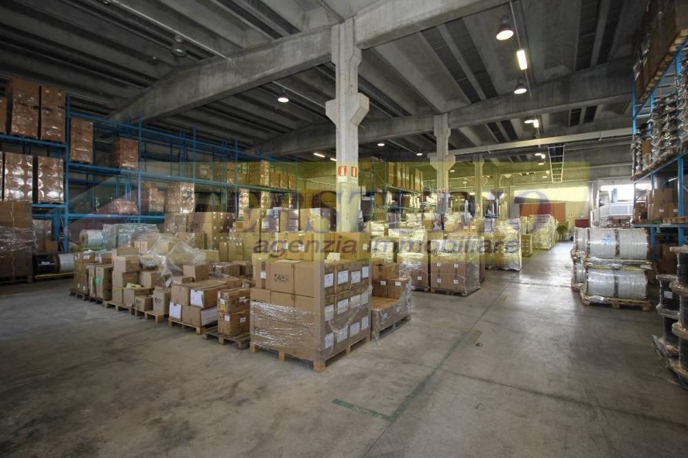 locale commerciale in vendita ad Usmate Velate in zona San Luigi