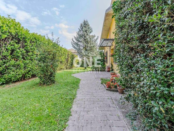 casa indipendente in vendita ad Usmate Velate in zona Imparì