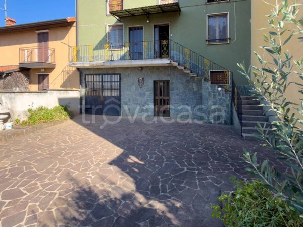 casa indipendente in vendita ad Usmate Velate in zona Mongorio