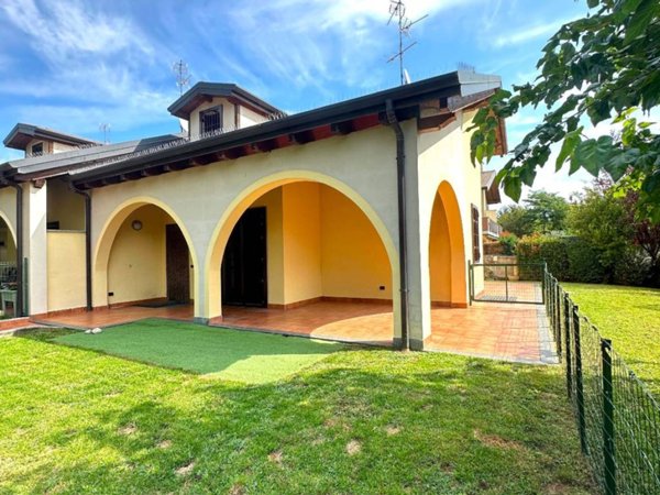 casa indipendente in vendita ad Usmate Velate