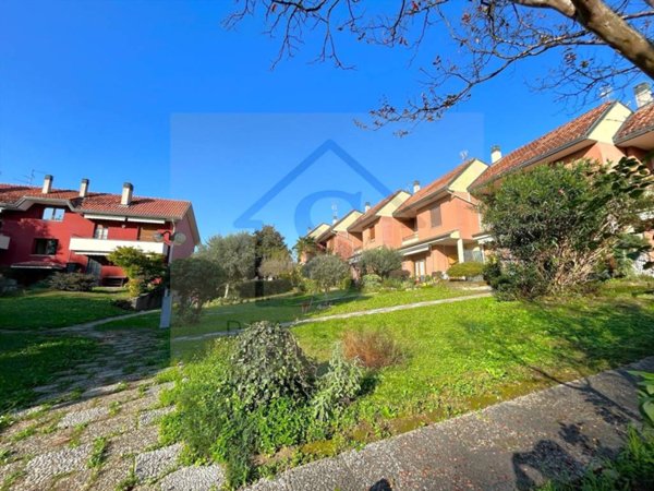 casa indipendente in vendita ad Usmate Velate in zona Bettolino