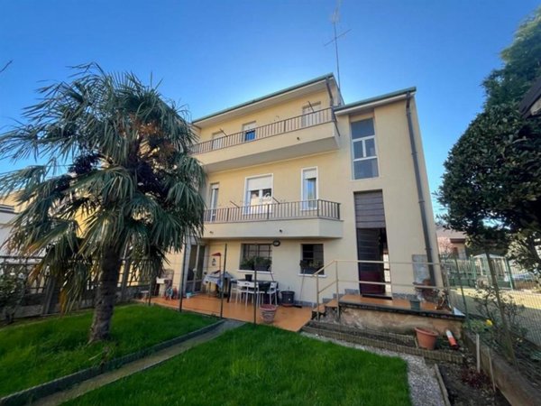 casa indipendente in vendita a Varedo in zona Valera