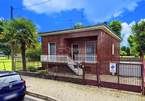 casa indipendente in vendita a Varedo in zona Valera