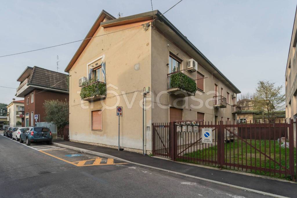 appartamento in vendita a Varedo in zona Valera