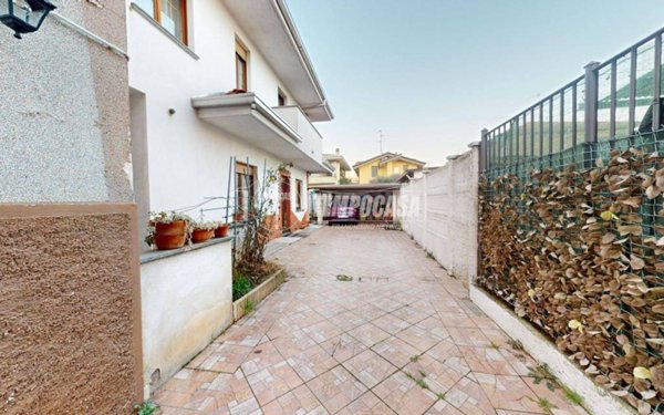 casa indipendente in vendita a Varedo in zona Valera