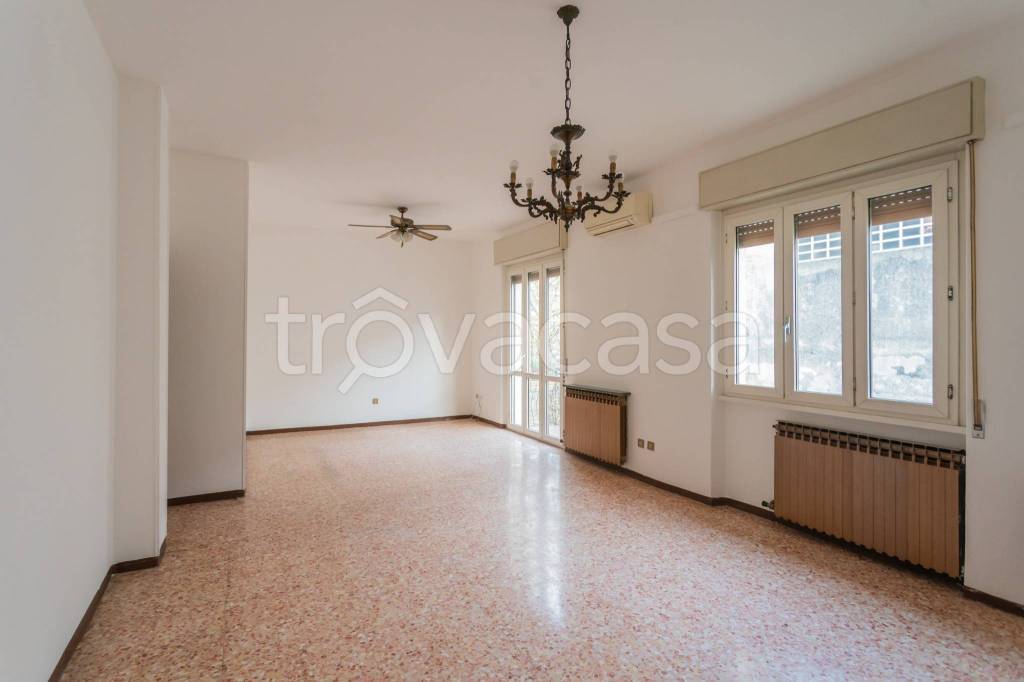 appartamento in vendita a Varedo in zona Valera