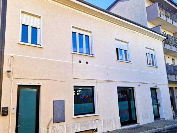 negozio in vendita a Varedo