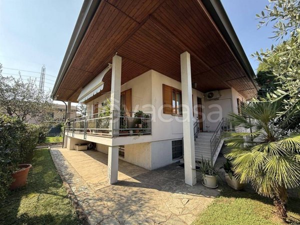 casa indipendente in vendita a Varedo in zona Valera