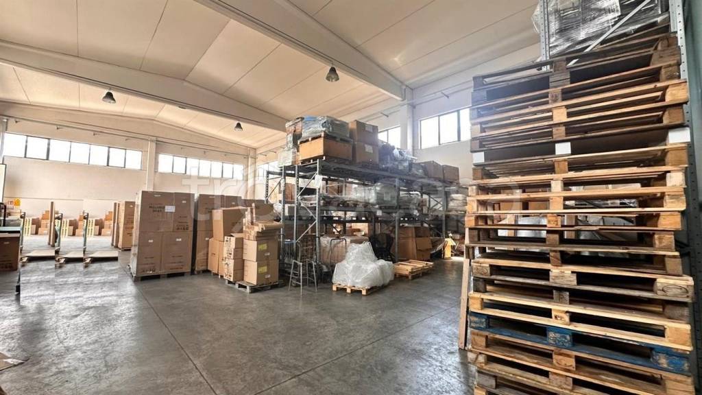 capannone in vendita a Varedo