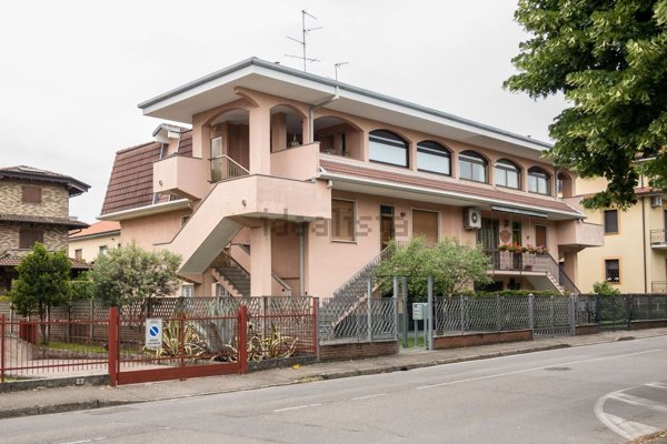 appartamento in vendita a Varedo in zona Valera