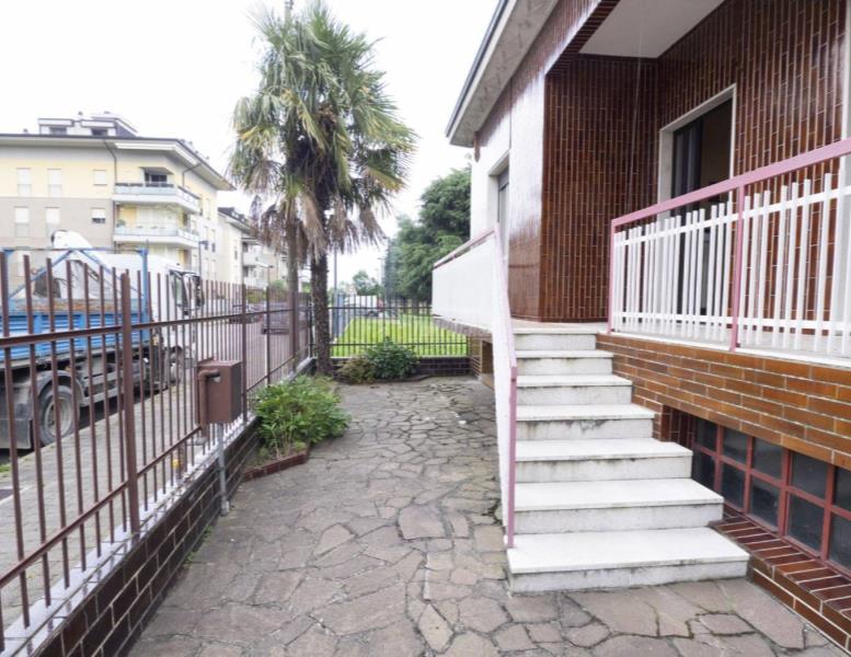 casa indipendente in vendita a Varedo in zona Valera