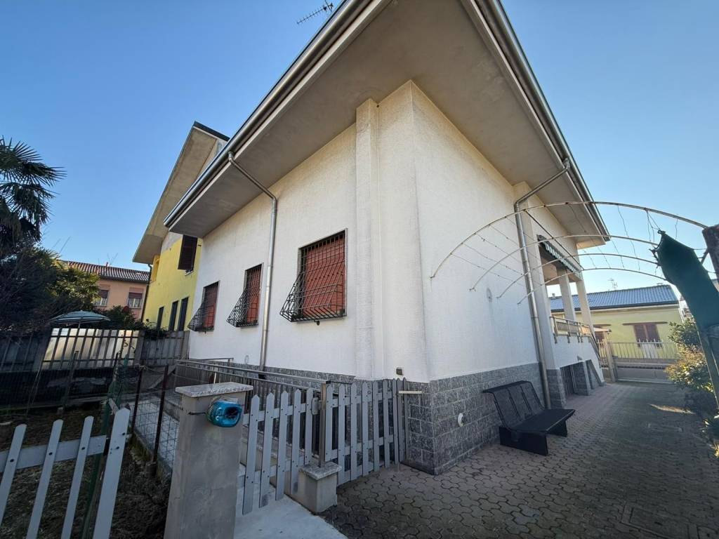 casa indipendente in vendita a Varedo in zona Valera