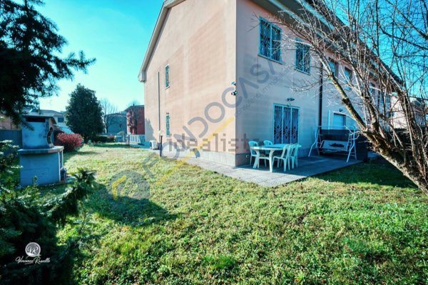 casa indipendente in vendita a Varedo in zona Valera