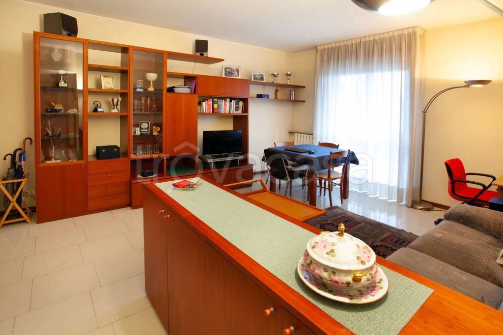 appartamento in vendita a Varedo in zona Valera