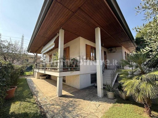 casa indipendente in vendita a Varedo