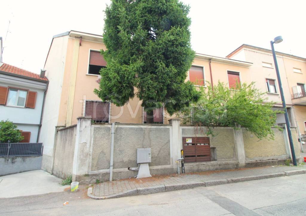 appartamento in vendita a Varedo in zona Valera